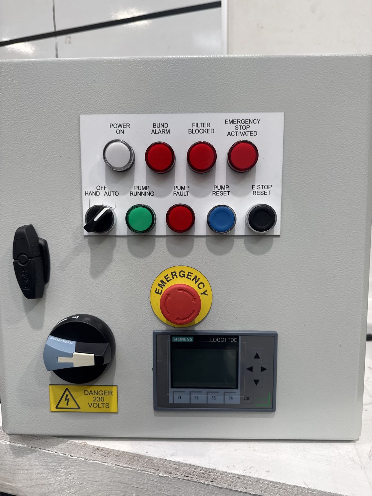 Compact G&G control panel with push buttons, lamps and emergency stop